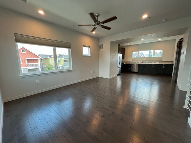 Building Photo - Beautiful Modern Townhouse in North Fort C...