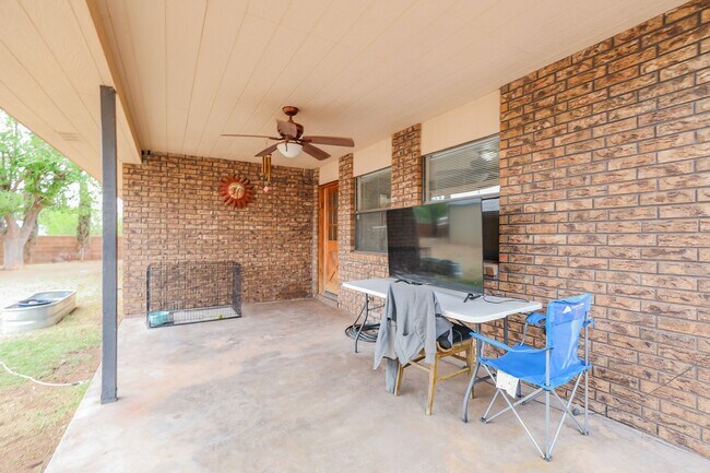 Building Photo - Spacious 3 Bedroom 2 bath with Solar Panels