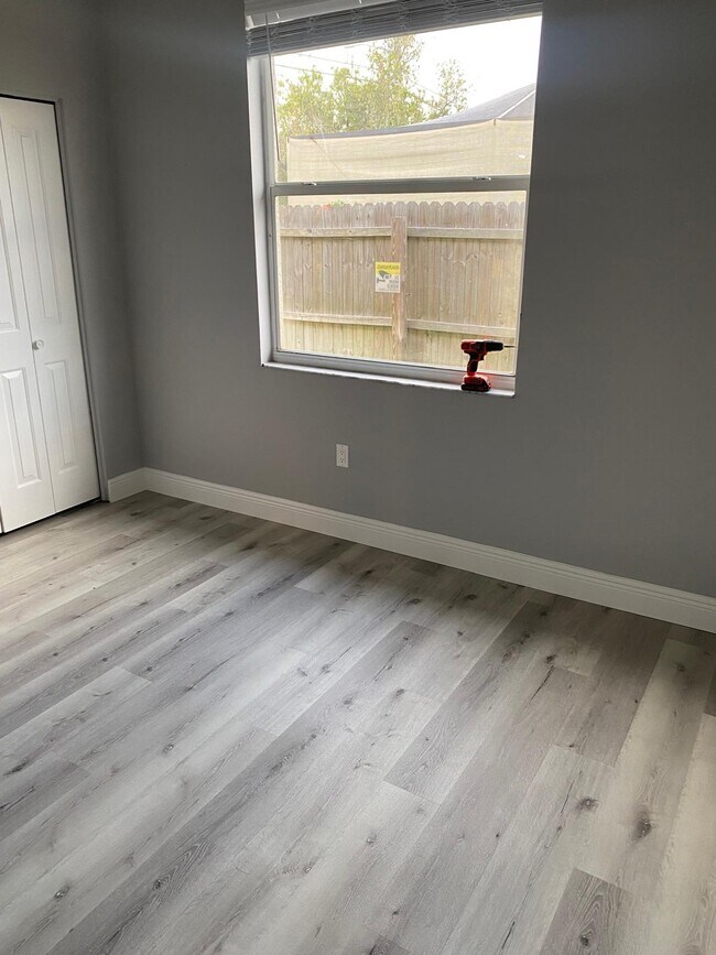 Building Photo - 1341 Flaxwood Ave