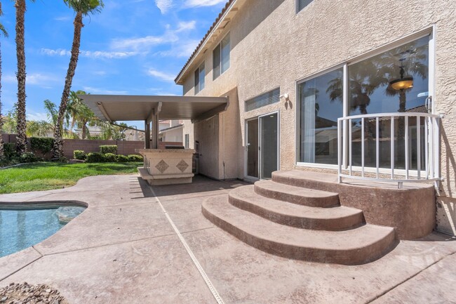 Building Photo - LUXORY 5 BEDROOM 3 1/2 BATH HOME LOCATED I...