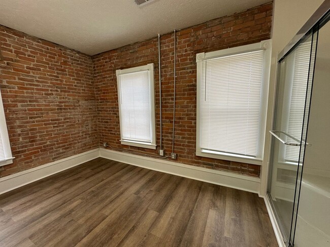 Building Photo - L1004