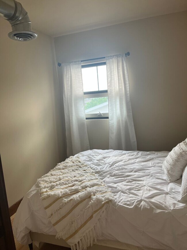 Building Photo - Elegant All Inclusive Fully Furnished Studio On Top Floor