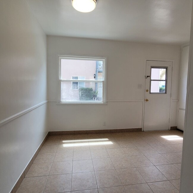 Building Photo - Nice ground floor 2 bdrm midtown Ventura Apt. $2400