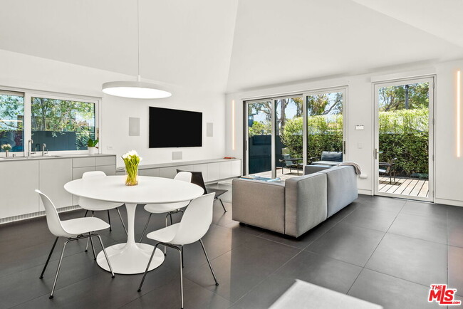 Building Photo - 1527 Cabrillo Ave