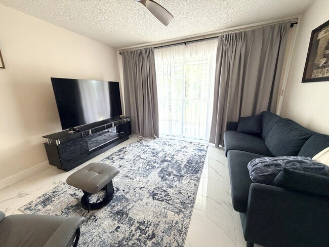 Building Photo - 2/2 STUNNING SEASONAL RENTAL IN SUNNY N. FT. MYERS, FL