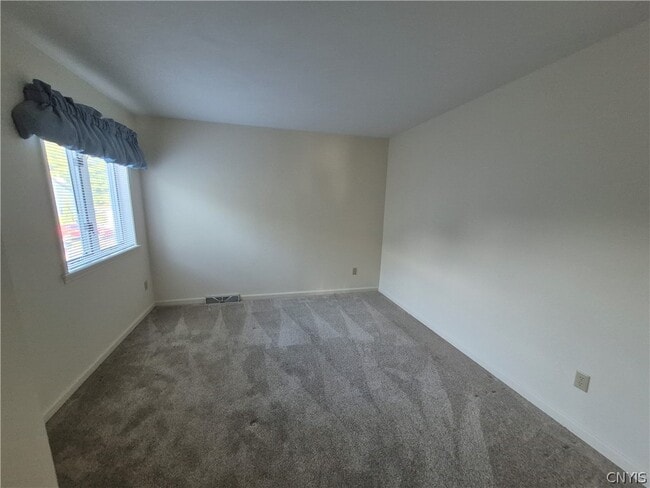 Building Photo - 489 Summerhaven Dr N