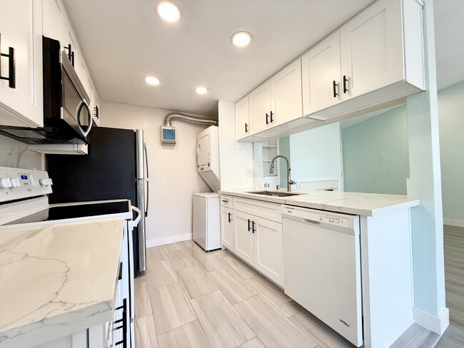 Building Photo - Remodeled 2 bedroom 1 bath unit with laund...