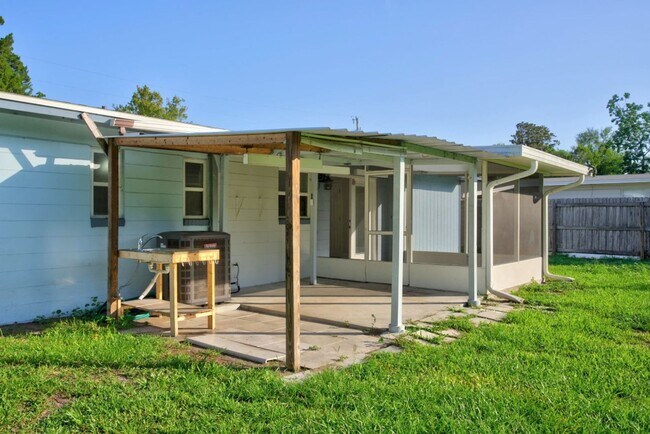 Building Photo - Cute 3/2 home in Orange Park