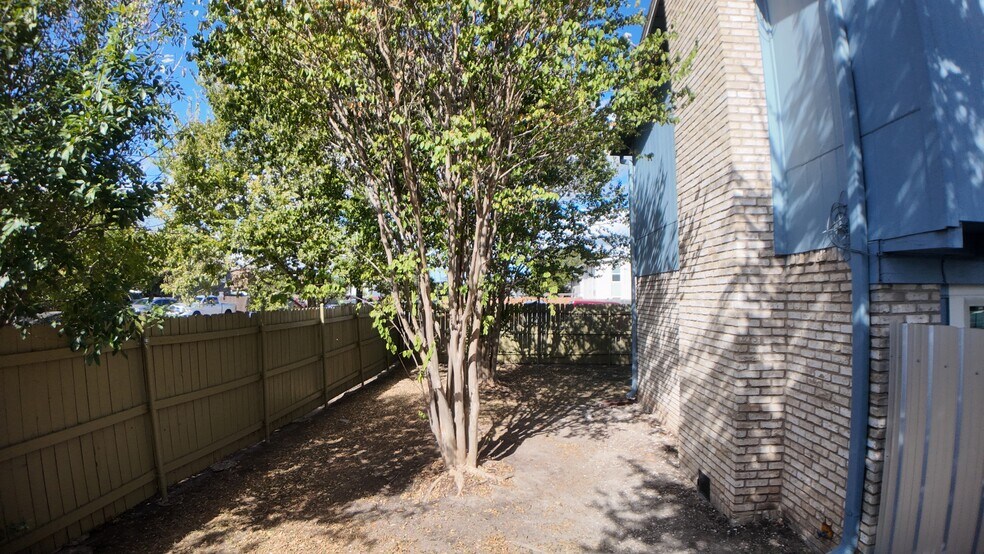 Building Photo - 8616 Putnam Dr