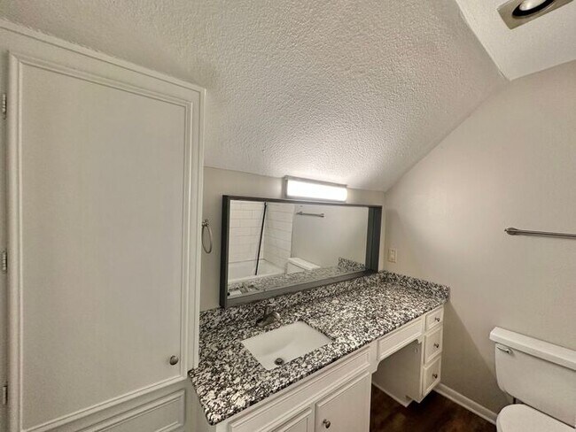 Building Photo - Available Now! Beautiful 3 Bedroom 2 Bath ...
