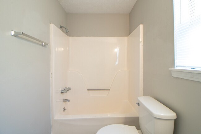 Building Photo - 9-409 Thompsonville Ln