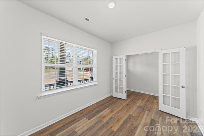 Building Photo - 204 Calvin Crk Dr