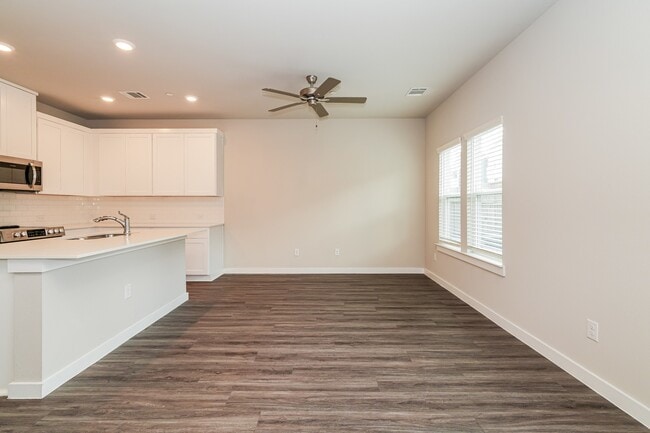 Building Photo - 18330 W Centro Cir