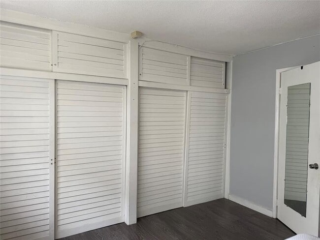 Building Photo - 1110 N Riverside Dr