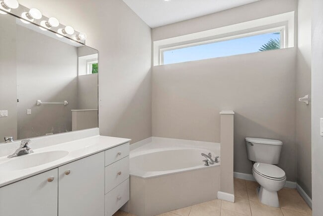 Building Photo - **Beautiful 3/2 home and a prime location!**