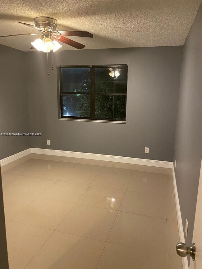 Building Photo - 570 S Park Rd