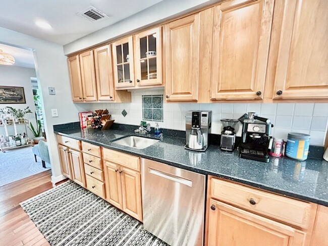 Building Photo - Welcome to this Lovely Home in Reston, VA!