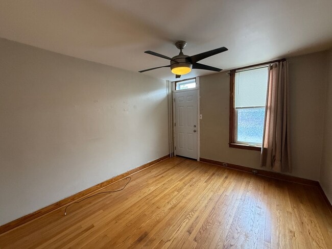 Building Photo - Charming 2 Bed w/ Parking | Steps from Lat...