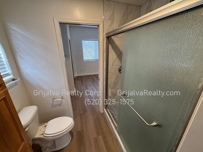 Building Photo - 1415 E Lester St