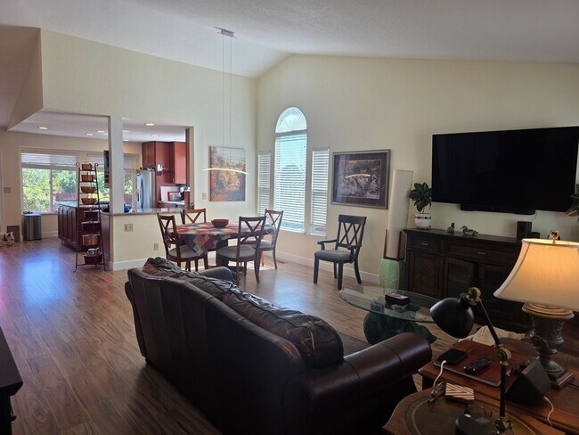 Building Photo - Northwest 4 bedroom, 2 bath with AMAZING Views