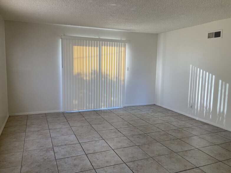 Building Photo - 517 Dejoy St