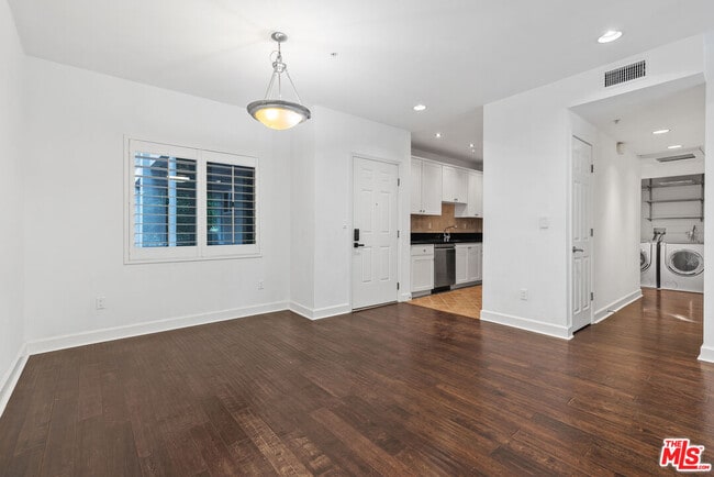 Building Photo - 6038 Carlton Way