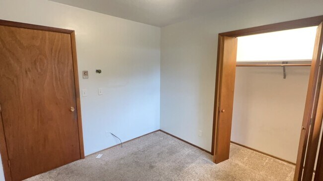 Building Photo - Charming 3BR/2.5BA Home with Fenced Yard in NE Madras - PENDING APPLICATION