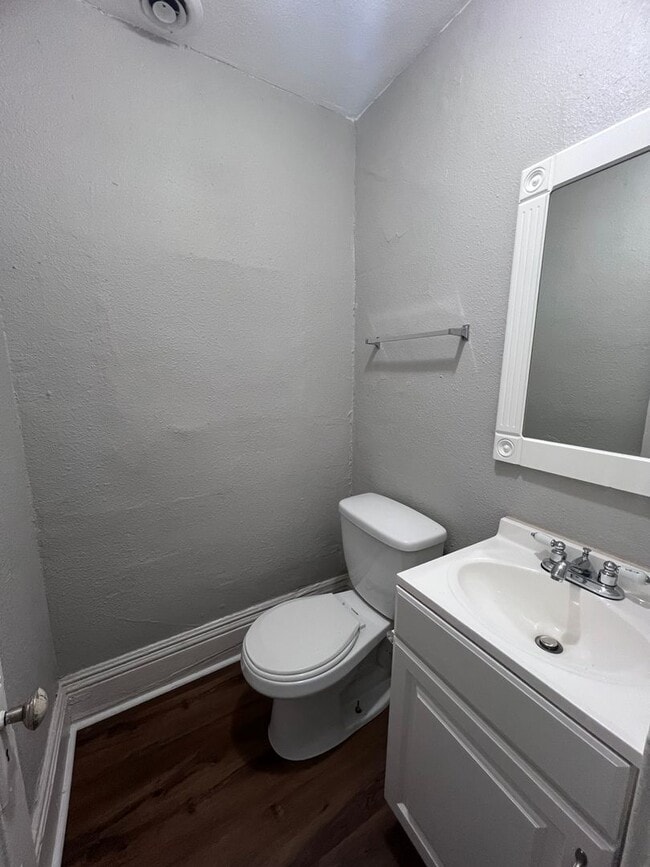 Building Photo - Three Bedroom Unit Near Downtown Grand Rap...