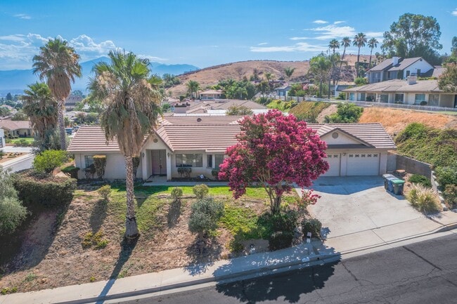 Building Photo - Spacious 4 Bedroom 3.5 Baths with Views!!