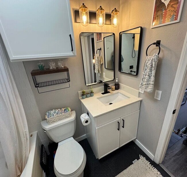 Building Photo - Stunning 2 bedroom, 1.5 bathrooms, 2 story townhouse for rent in Allure Condos in Serra Mesa!