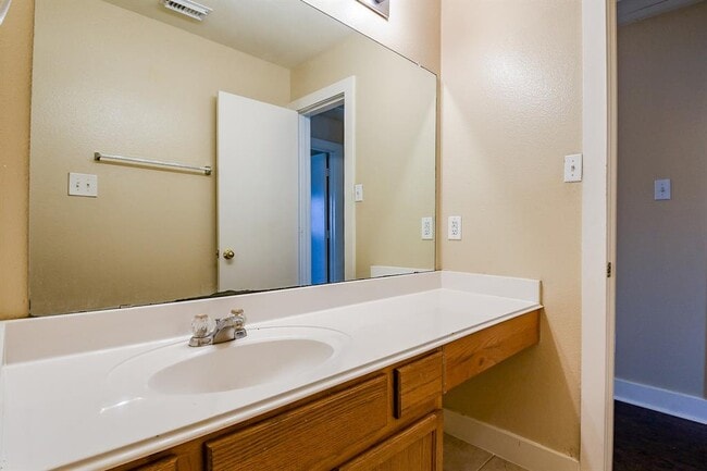 Building Photo - 5830 Silver Oak