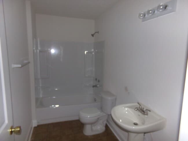 Building Photo - Three-Bedroom Auburndale Home with Large Y...