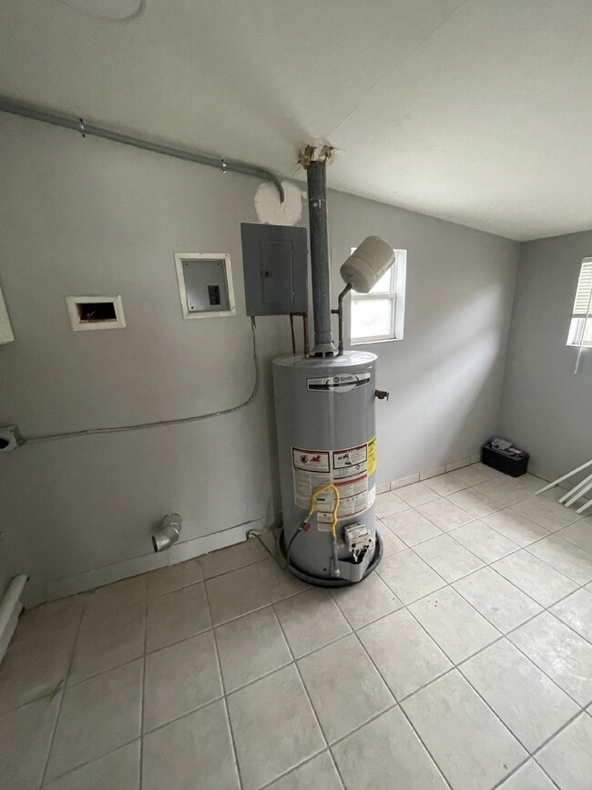 Building Photo - Fully renovated 3B 1B home