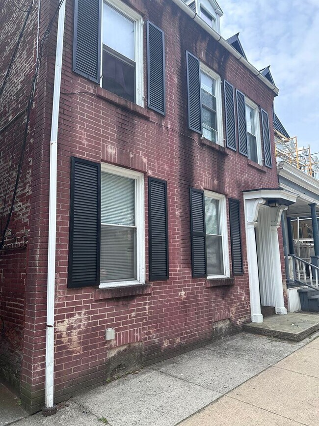 Building Photo - 422 W Orange St
