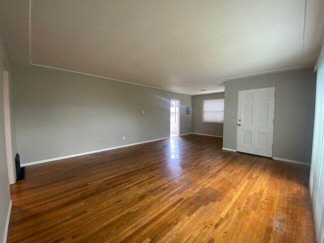 Building Photo - m529 - Mann