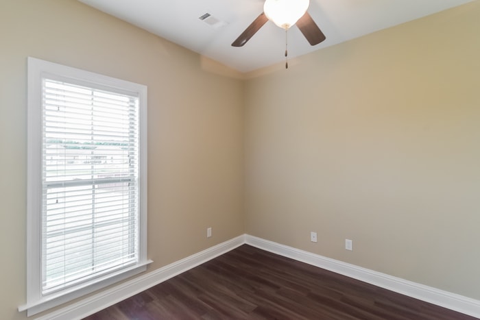 Building Photo - 363 Country Club Dr