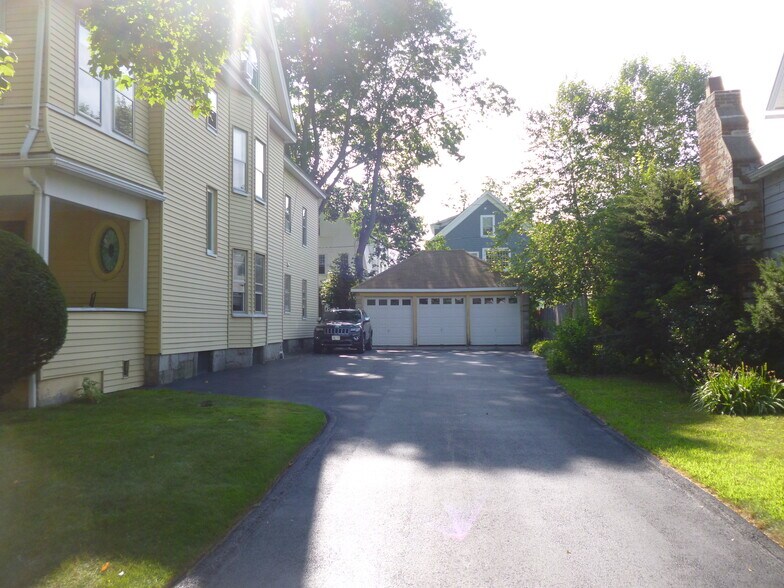 Building Photo - 29 Roxbury St