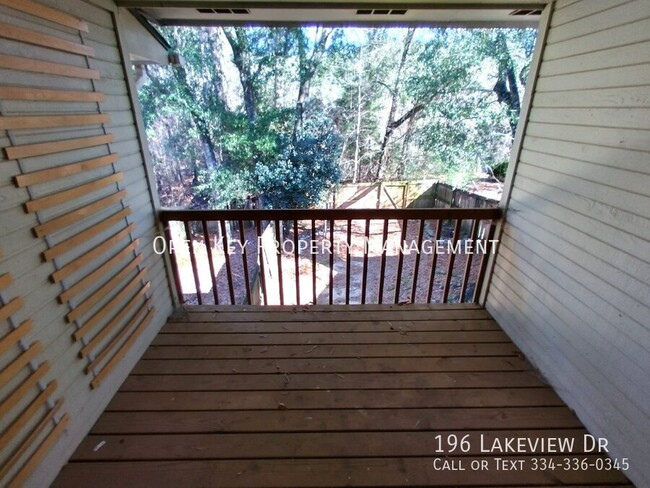 Building Photo - Spacious 2 bedroom, 1.5 bath townhouse in ...