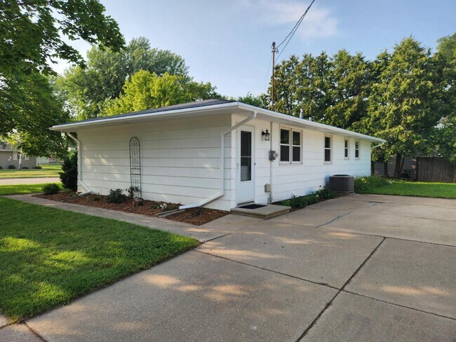 Building Photo - 1027 Cardinal St