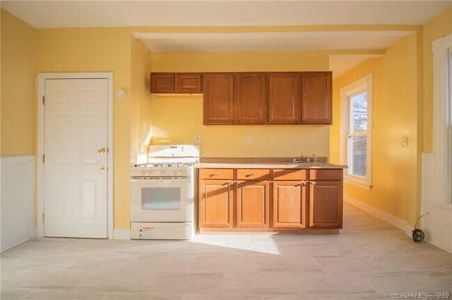 Building Photo - 565 Orchard St