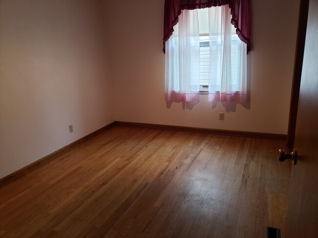 Building Photo - 3 bedroom, 1.5 Bath Home located near Skyv...