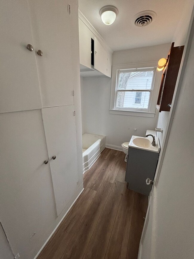 Building Photo - Beautiful 2 Bedroom Home - Just Updated and Central Air and Heat!