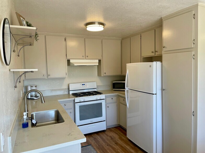 Kitchen - 26465 Via California