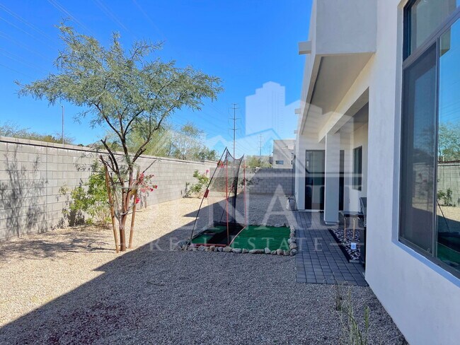 Building Photo - 10920 E North Ln