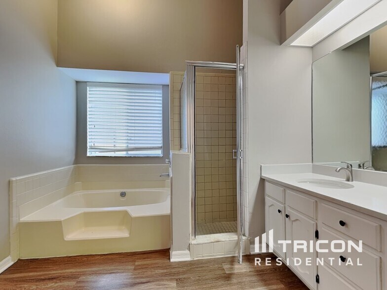 Building Photo - 809 Silversmith Cir