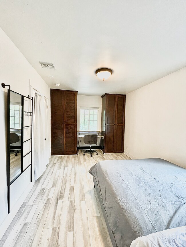 Building Photo - 1327 N McCadden Pl
