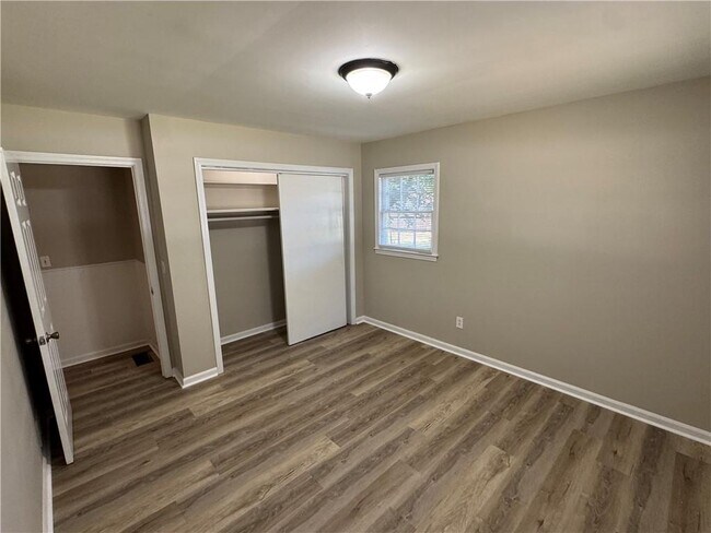 Building Photo - 5594 Laurel Ln NW