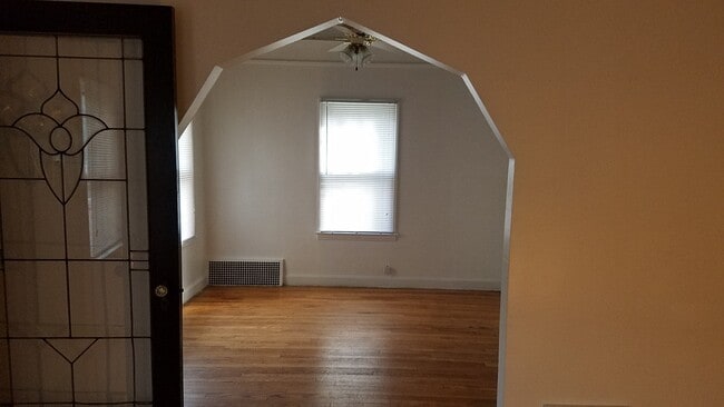 Building Photo - *Last Minute Fall Move in Special $1800 to...