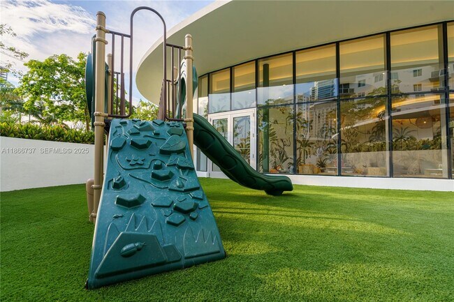 Building Photo - 700 NE 24th St