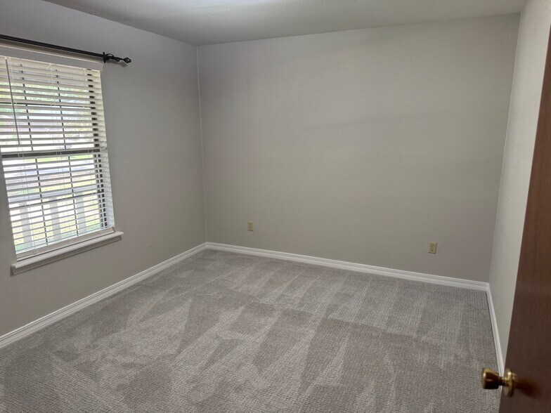 Building Photo - 210 Deerwood Ln